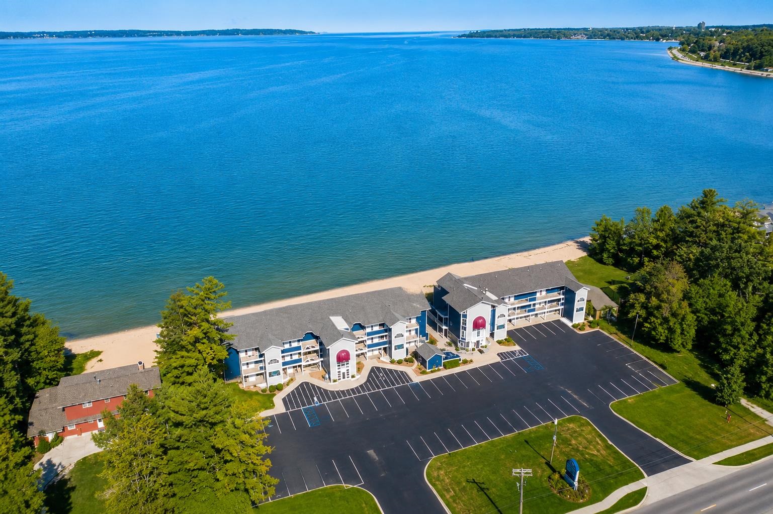 2211 N US-131 N
