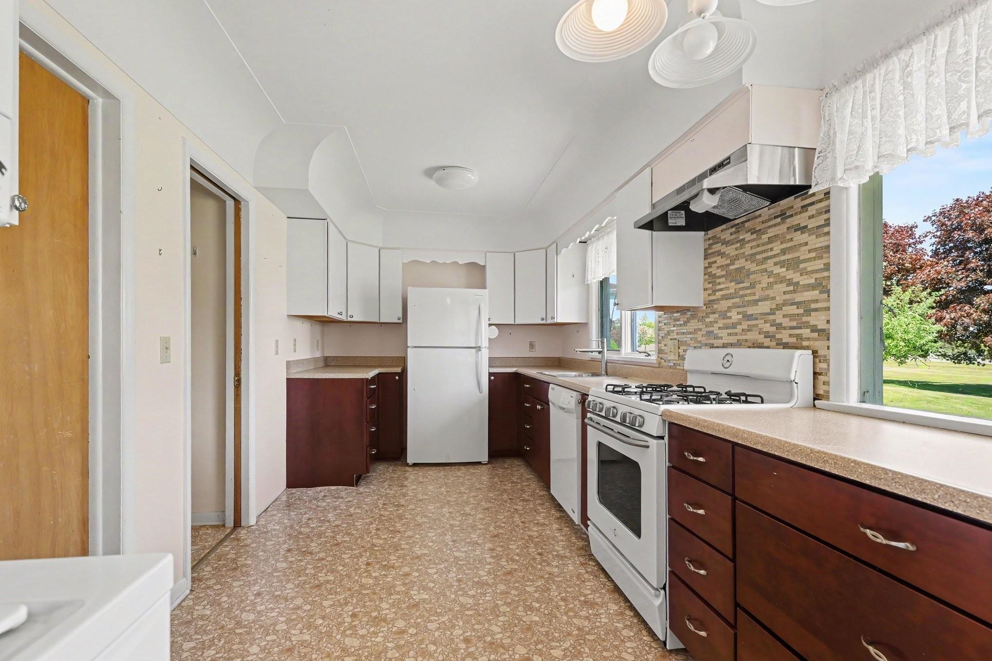 1249 W Washington Avenue Property Photo 6