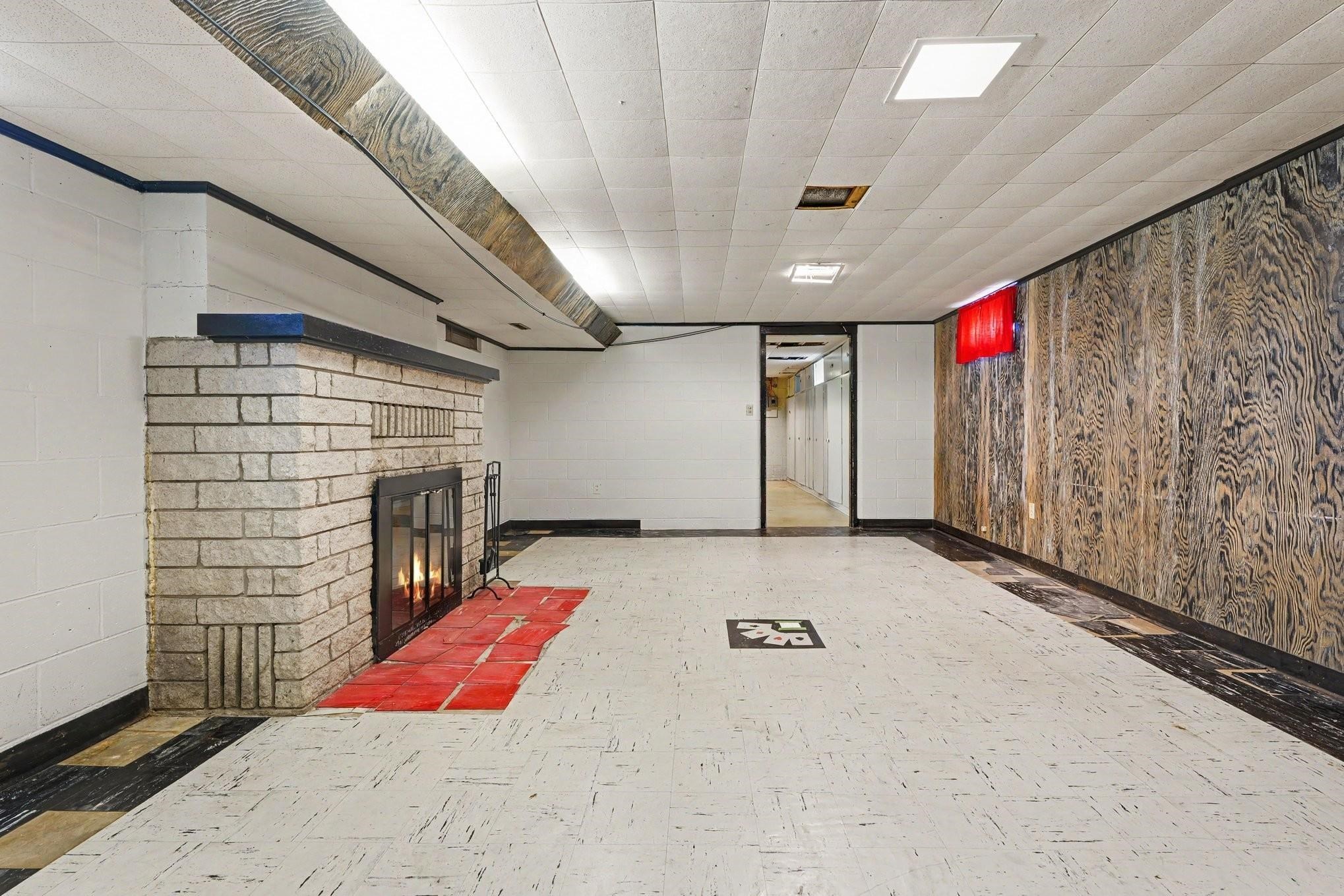 1249 W Washington Avenue Property Photo 16