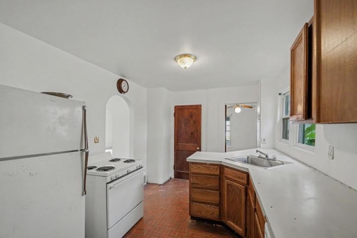 221 W Center Street Property Photo 5