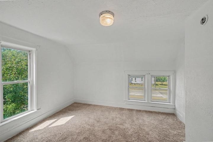 221 W Center Street Property Photo 6