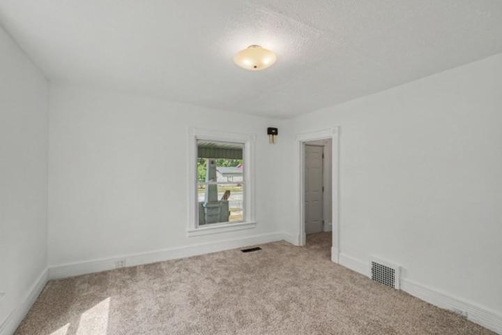 221 W Center Street Property Photo 7