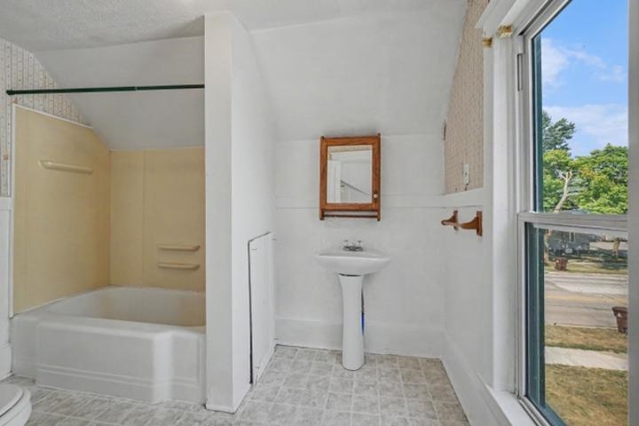 221 W Center Street Property Photo 11