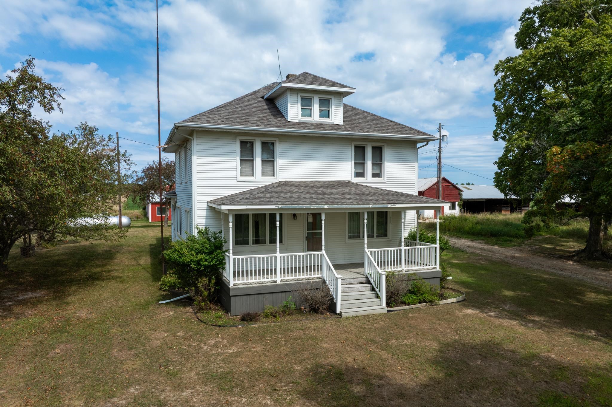 402 W Chapman Road Property Photo 1