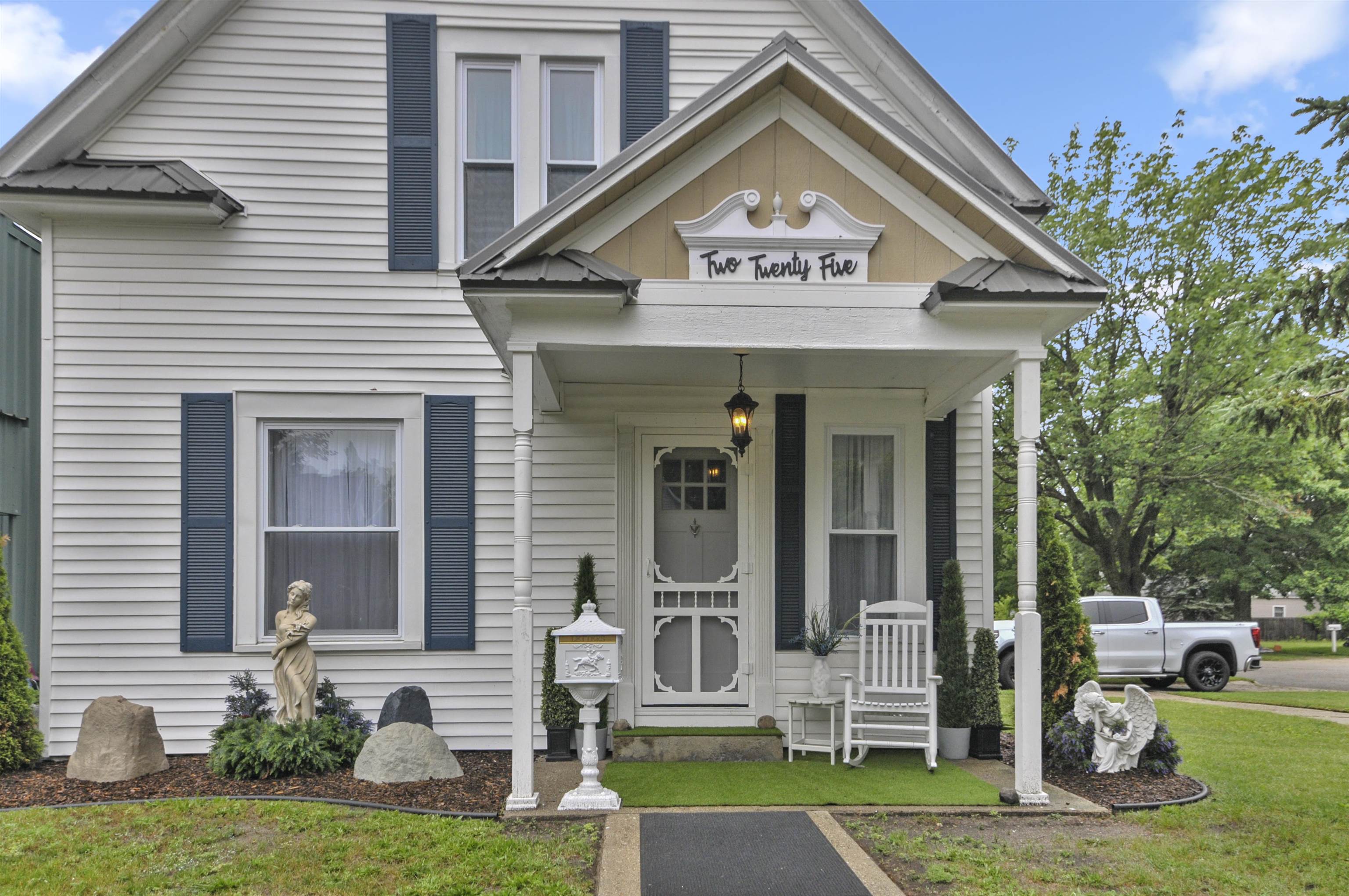225 E River Street Property Photo 42