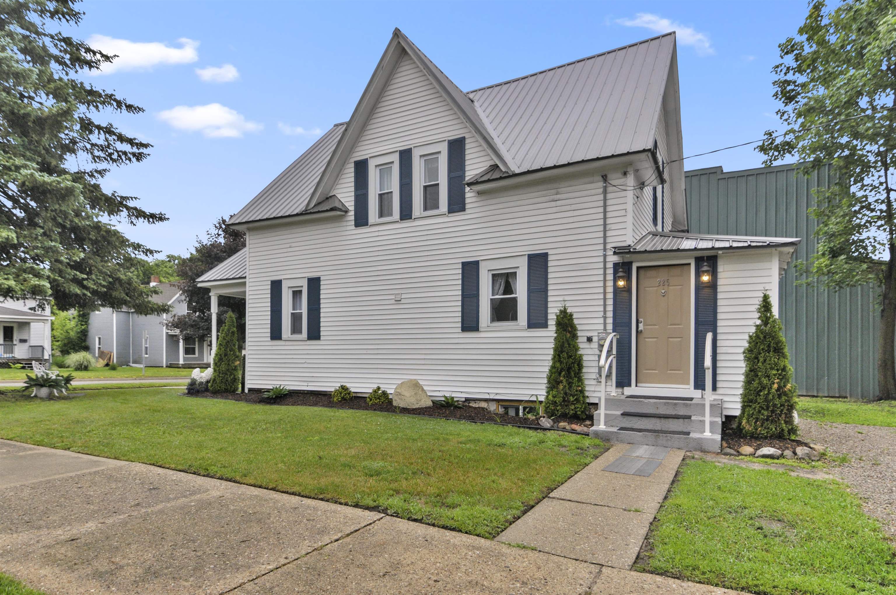 225 E River Street Property Photo 49