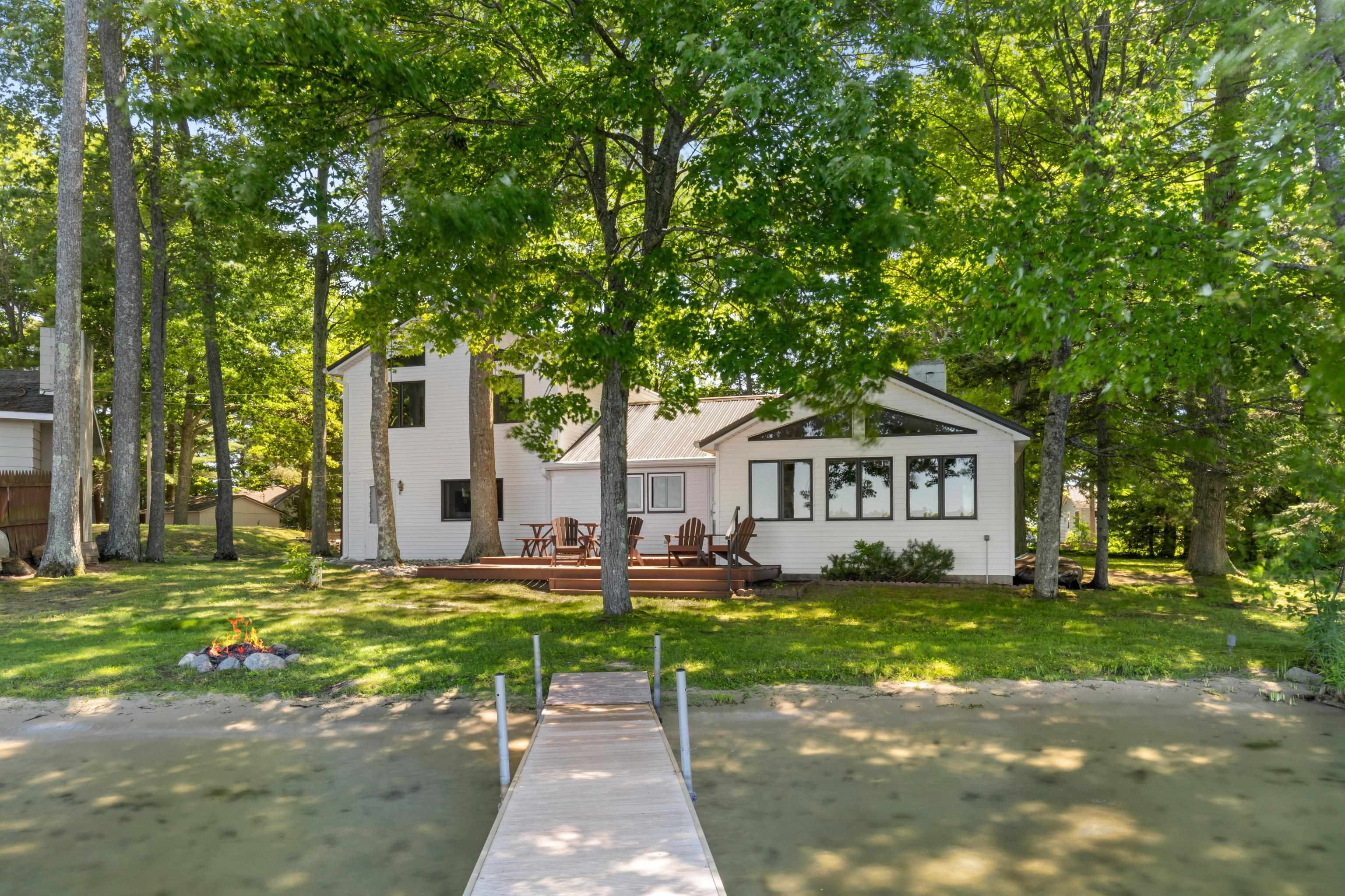 4871 Lakeview Drive Property Photo 3