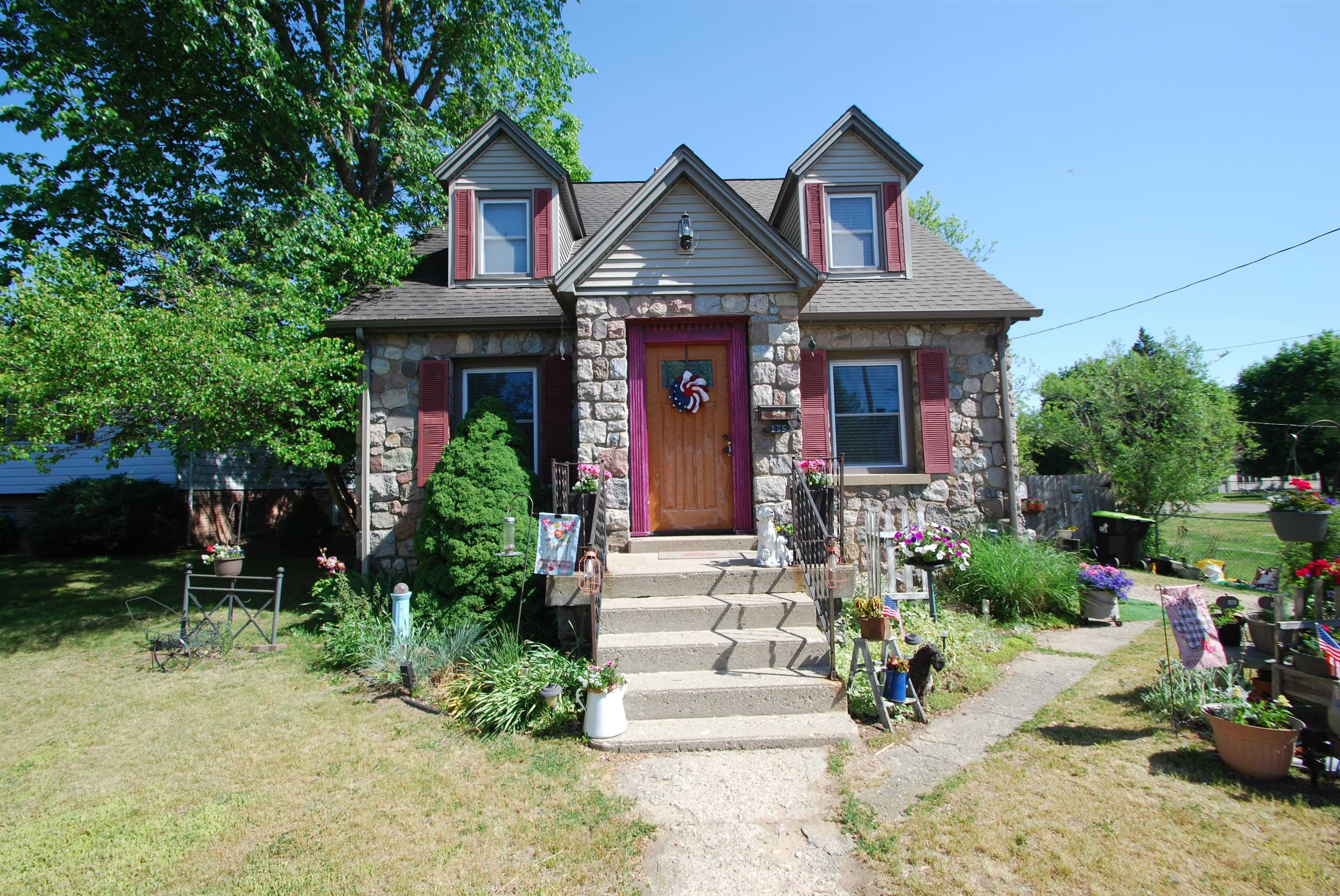135 Carpenter Street Property Photo 1