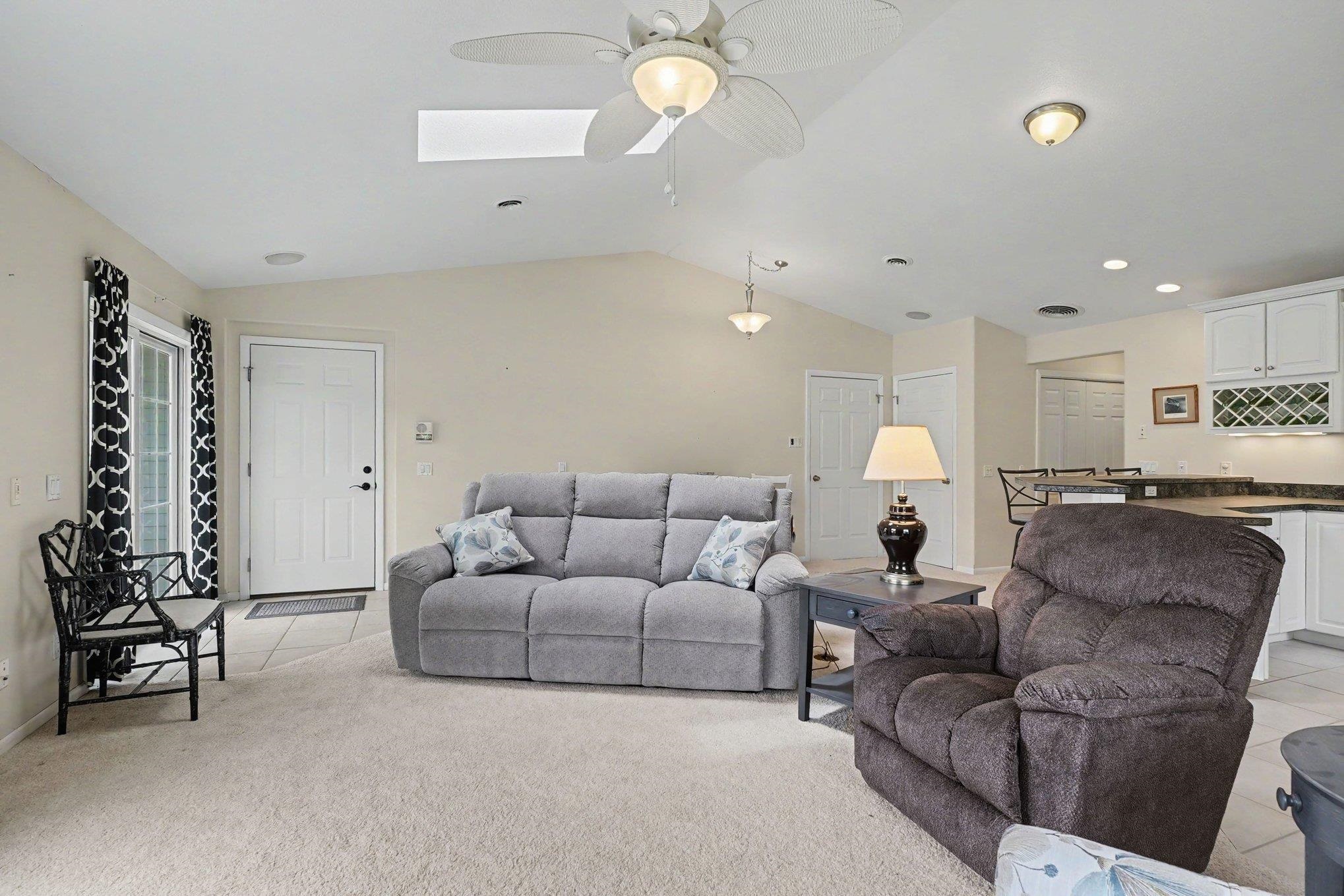 1025 E Lincoln Property Photo 4