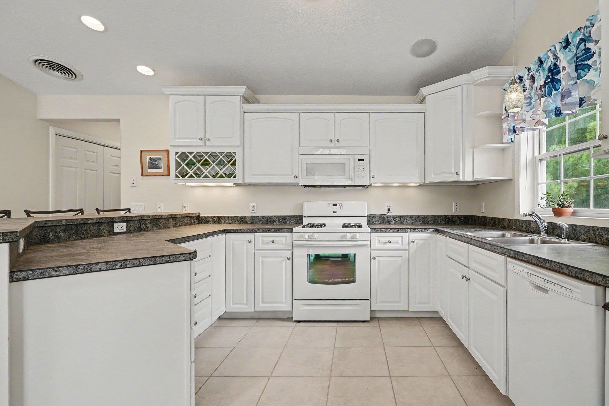 1025 E Lincoln Property Photo 8