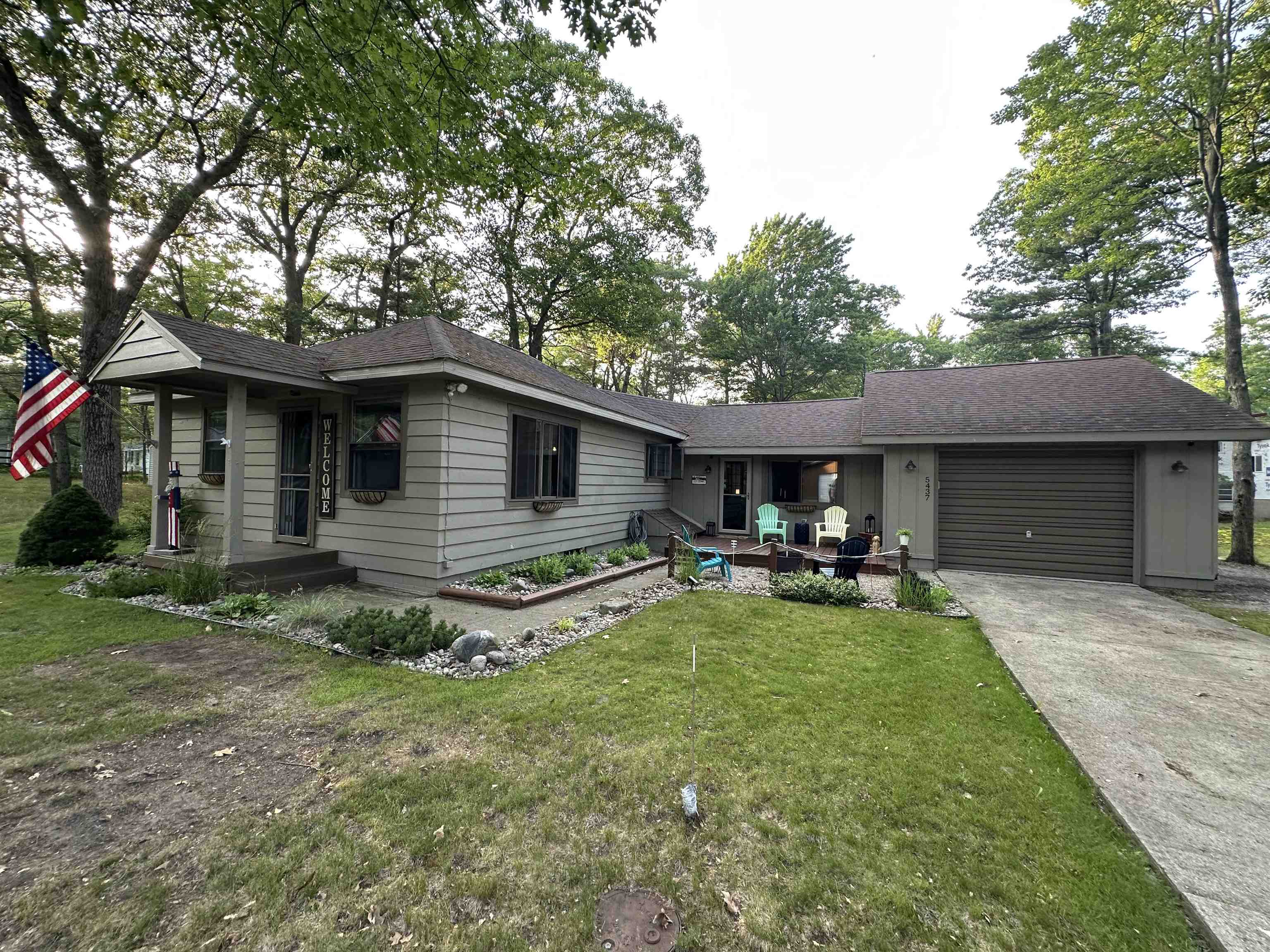 5437 E 8th Street Property Photo 1