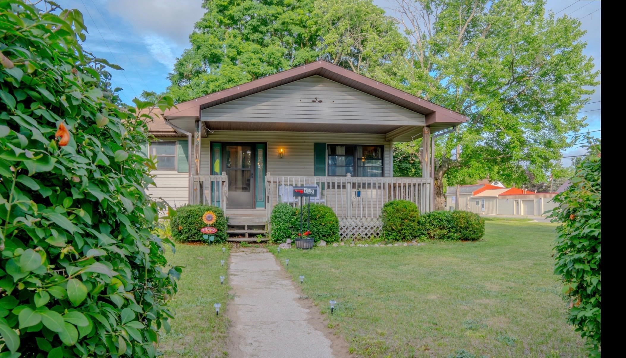 712 W Division Street Property Photo 1