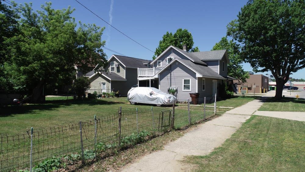 122 E River Street Property Photo 5