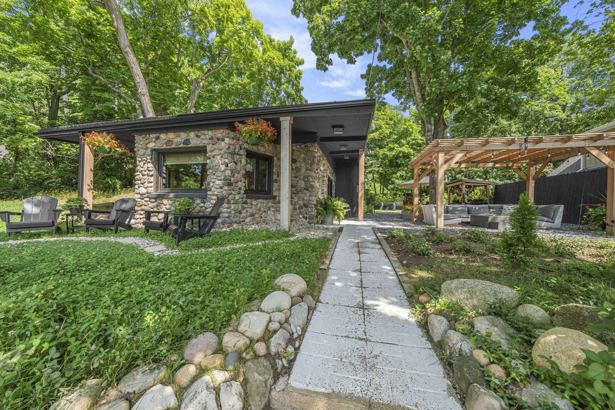 6988 Peninsula Drive