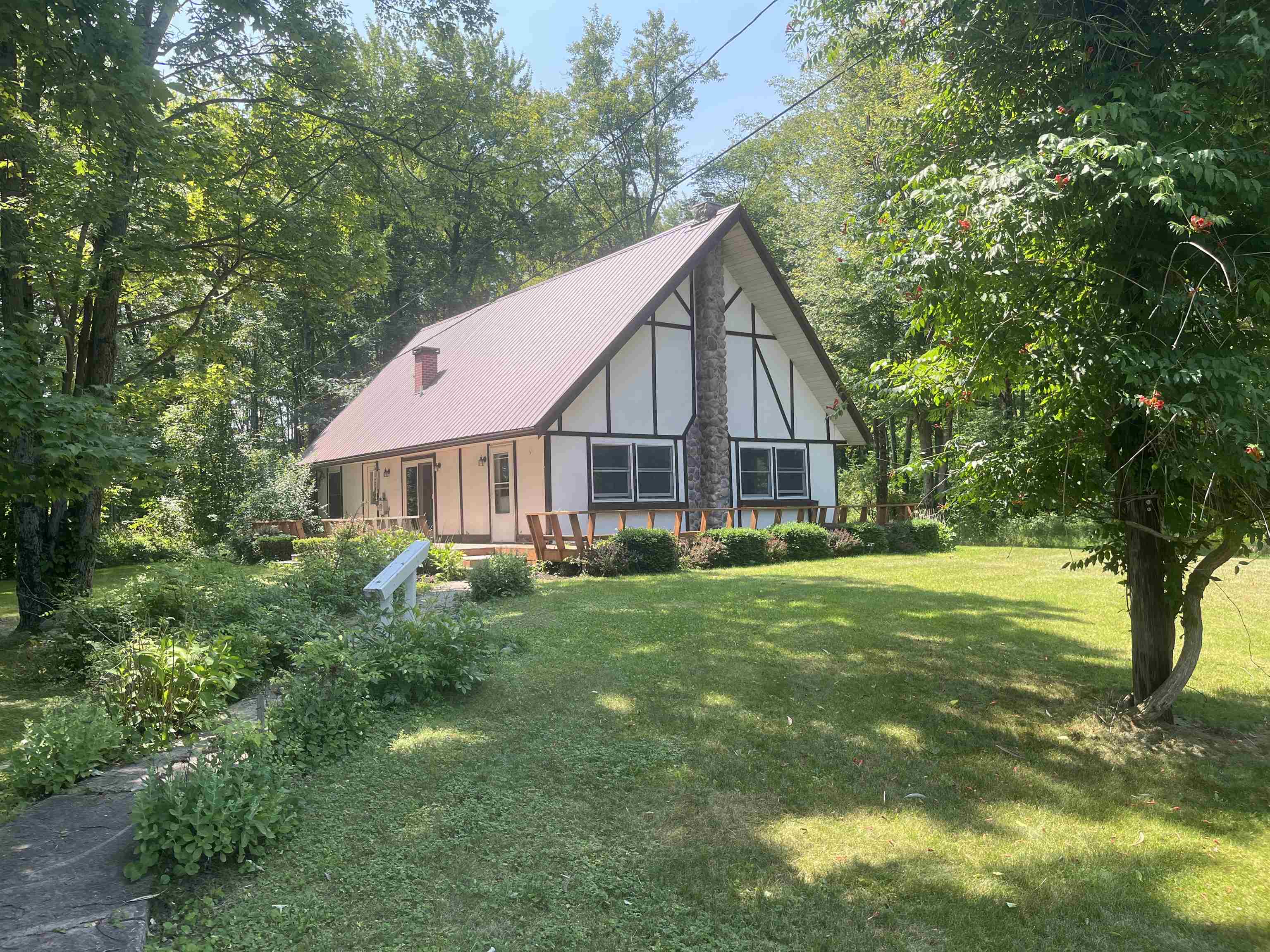 2354 E Huron Property Photo 1