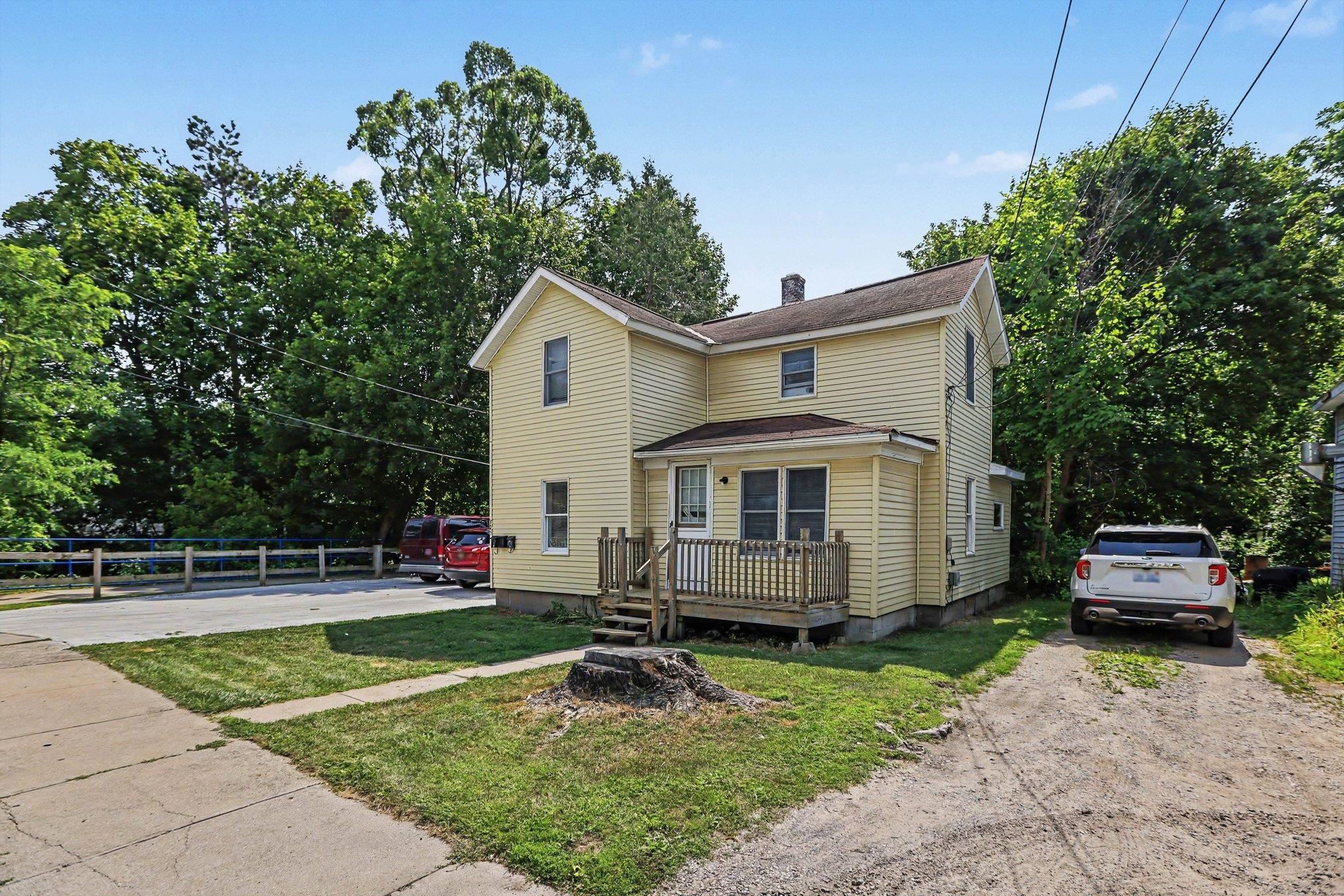 725 N Lake Street Property Photo 2