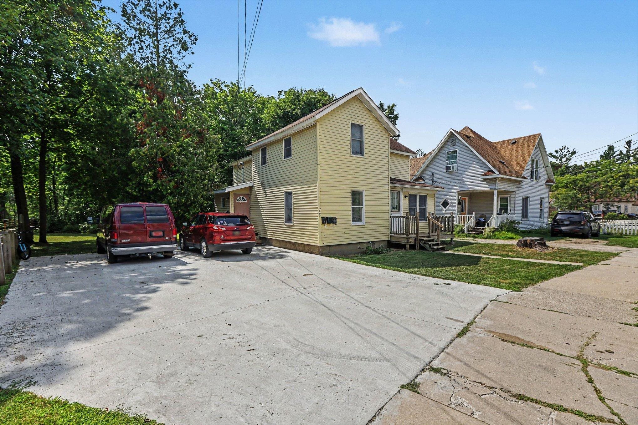 725 N Lake Street Property Photo 3