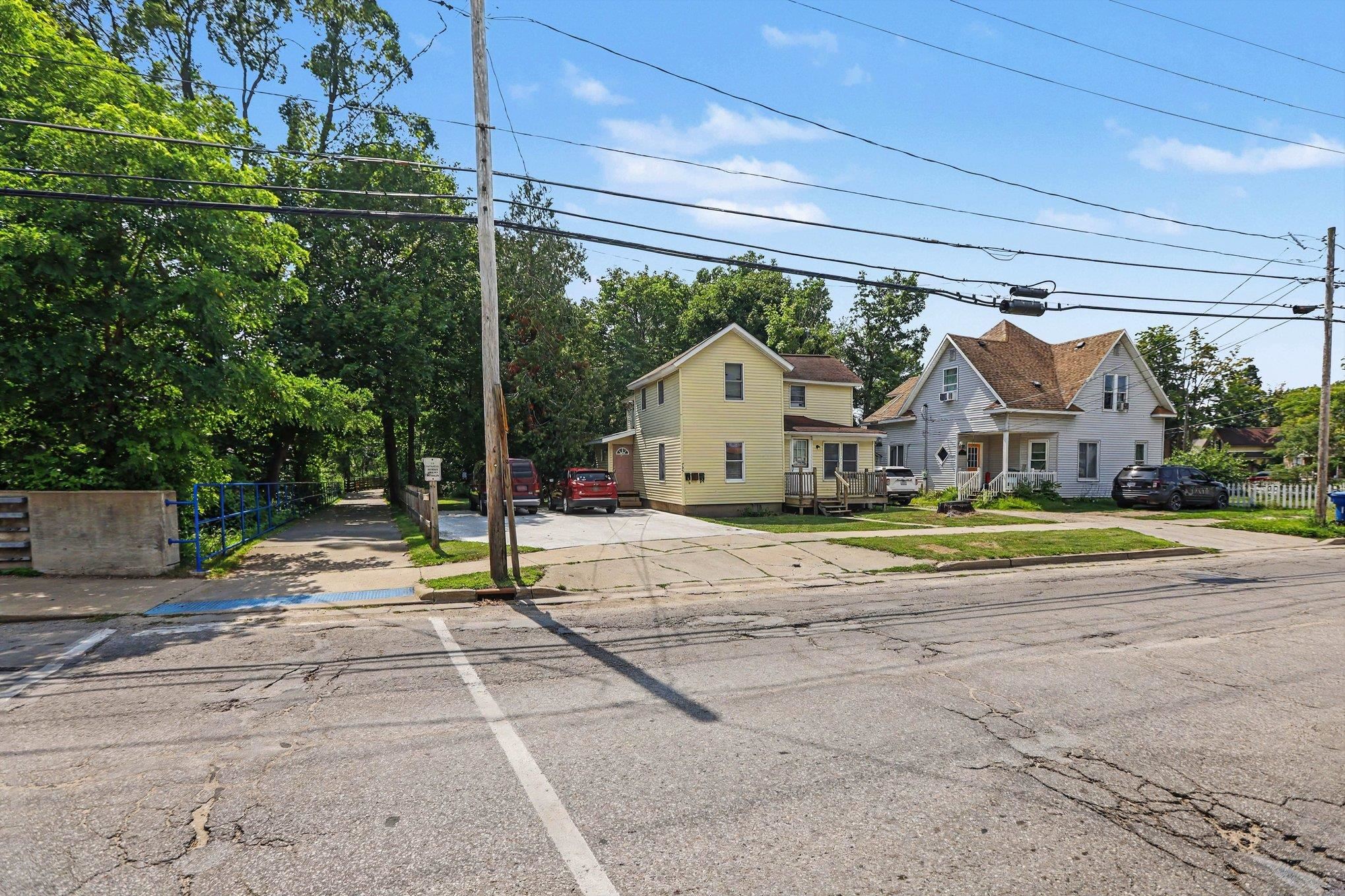725 N Lake Street Property Photo 4