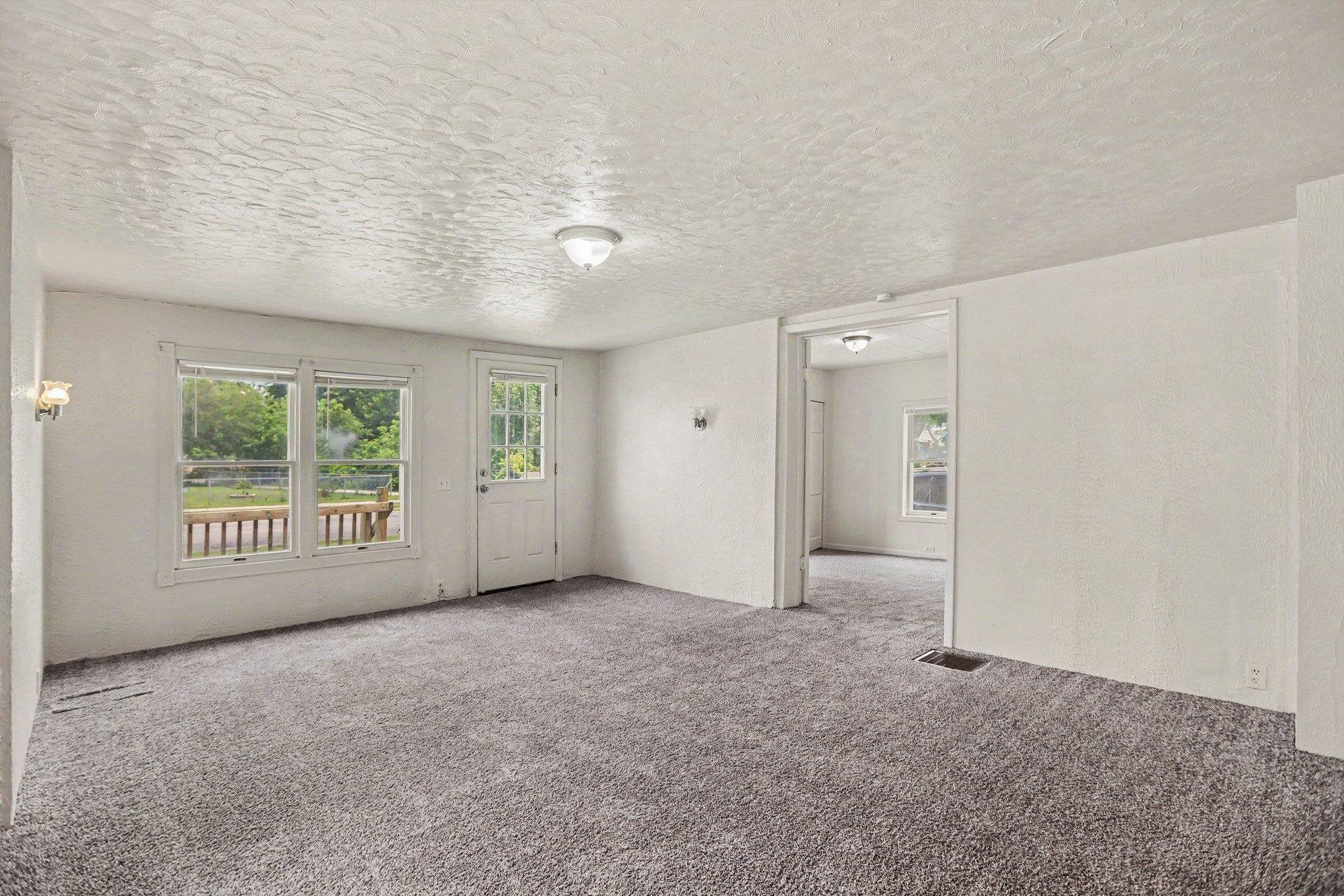 725 N Lake Street Property Photo 5
