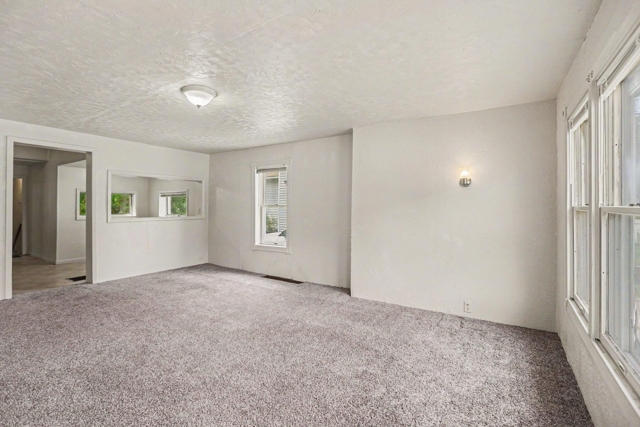 725 N Lake Street Property Photo 6