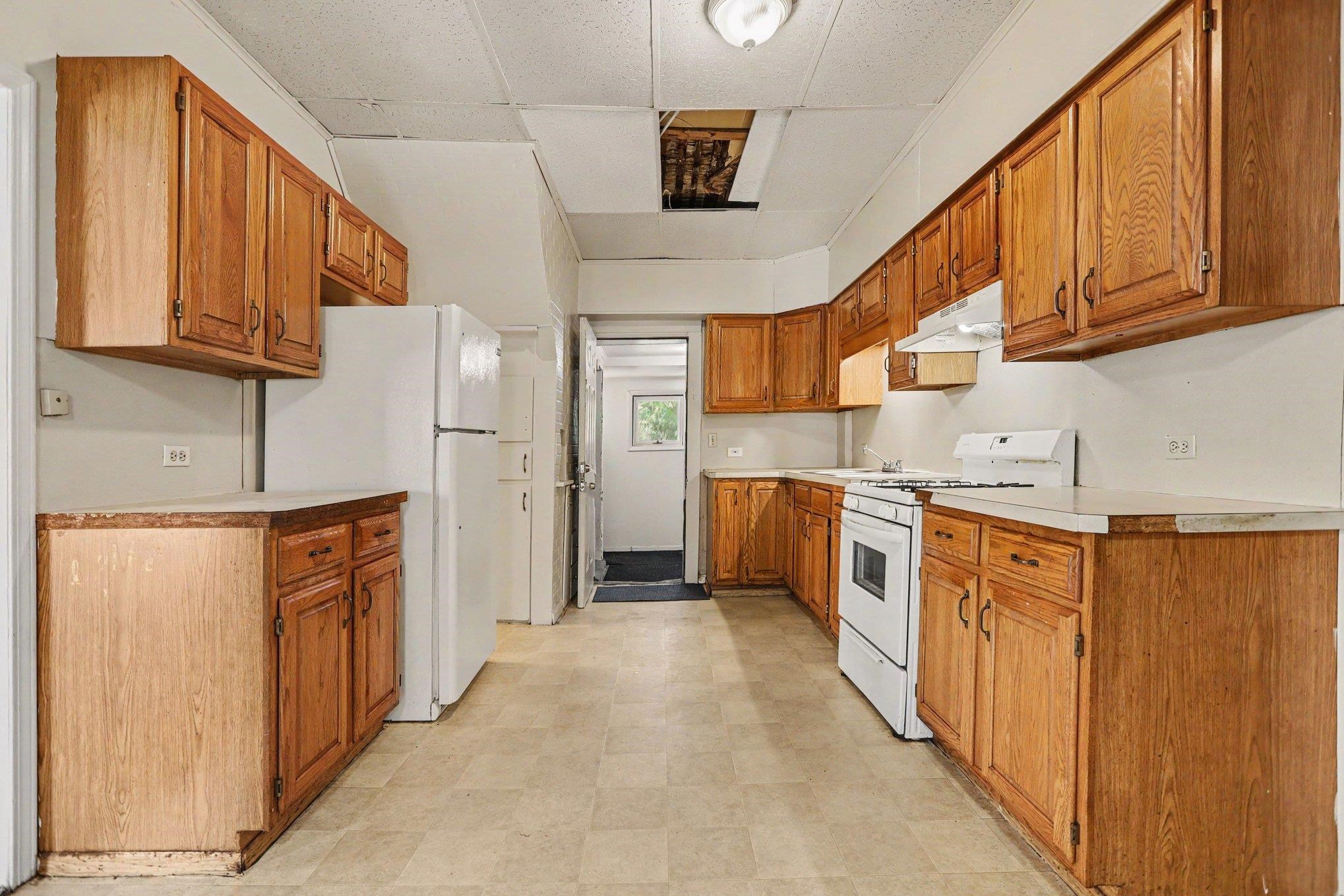 725 N Lake Street Property Photo 9