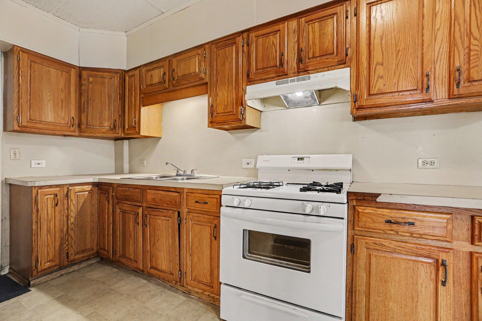 725 N Lake Street Property Photo 10