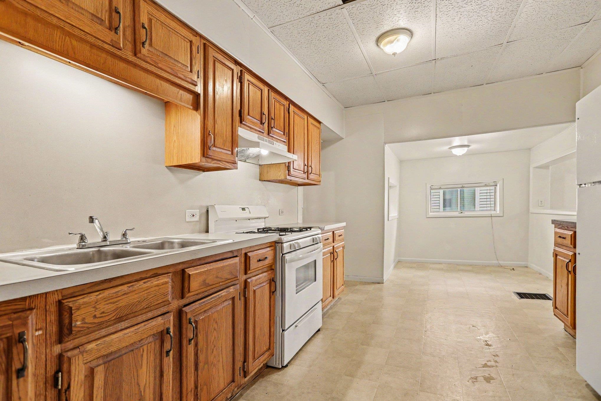 725 N Lake Street Property Photo 11