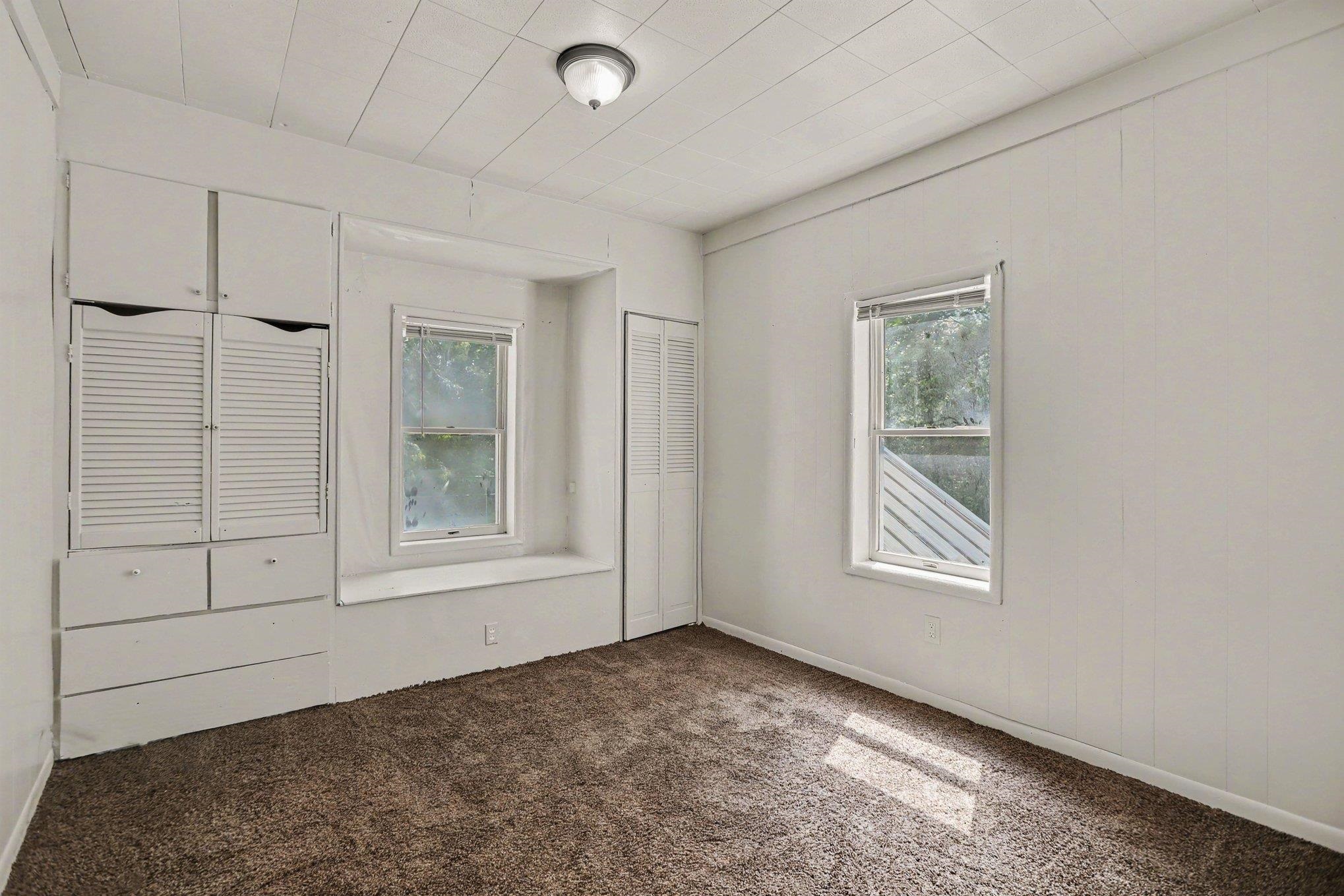 725 N Lake Street Property Photo 17