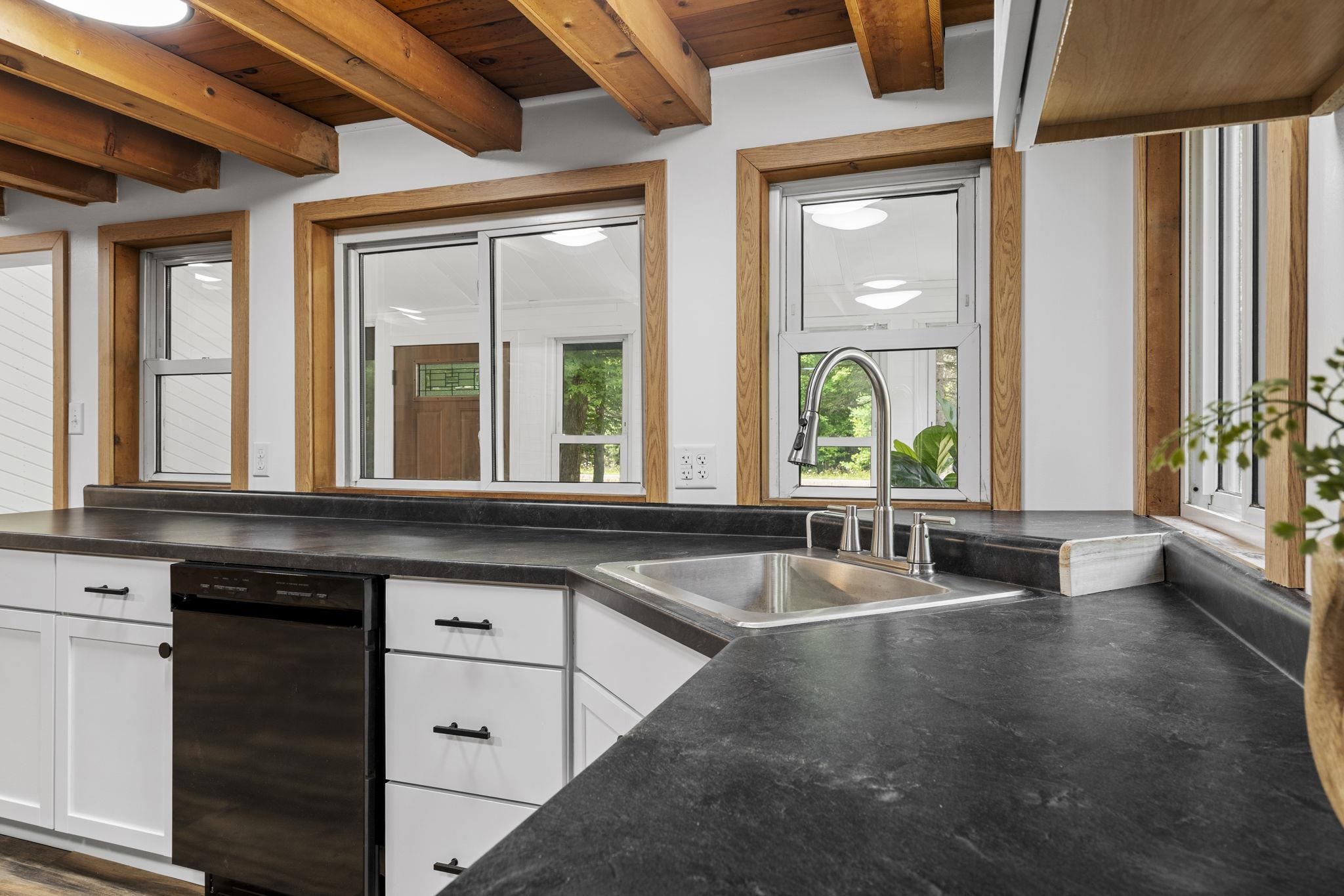 15049 Healy Lake Road Property Photo 6