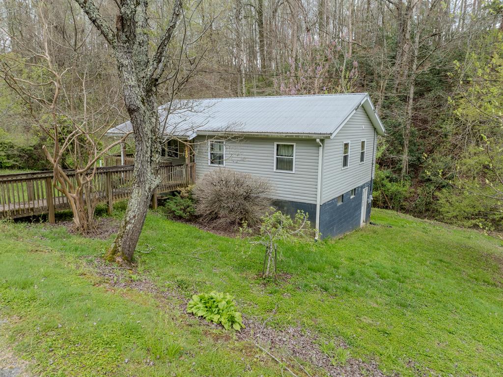 450 Collette St Property Photo 1