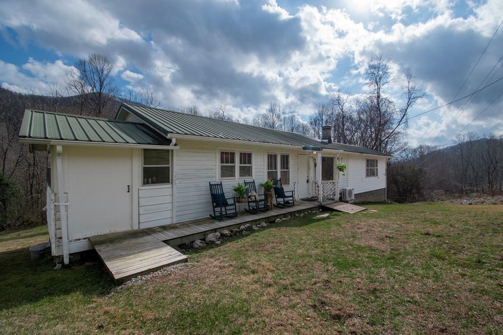 5834 Sweetwater Rd Property Photo