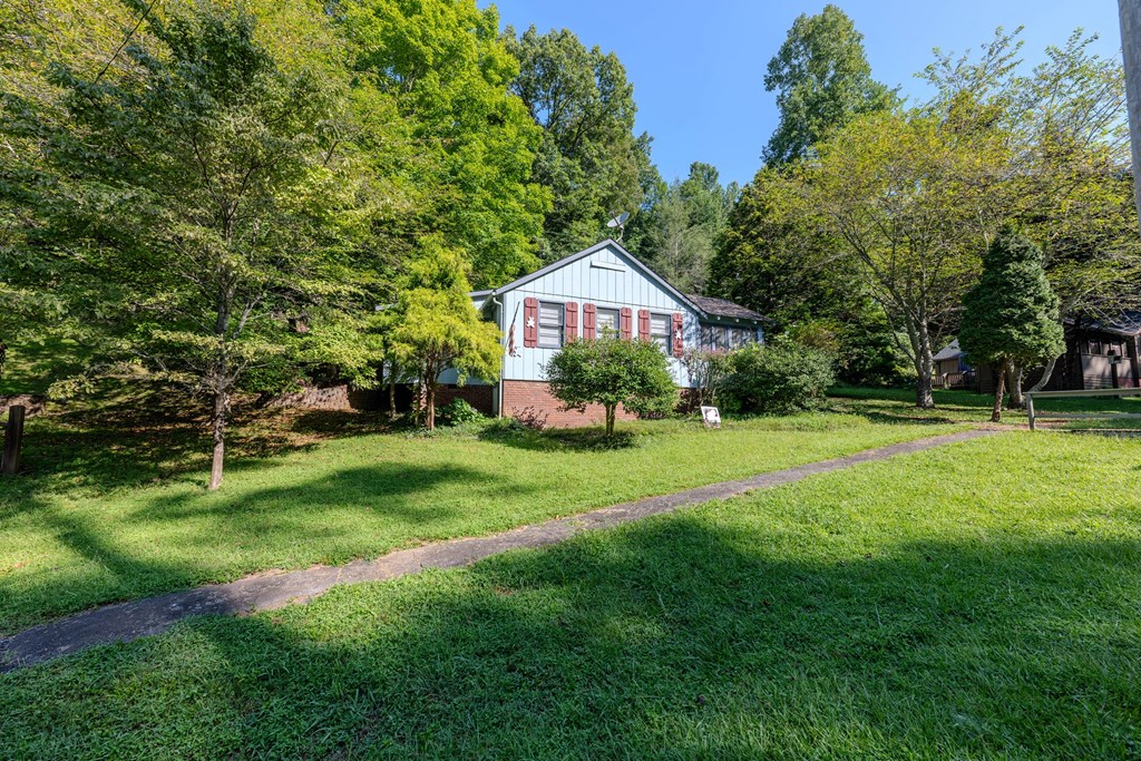 181 Village Rd Property Photo 2