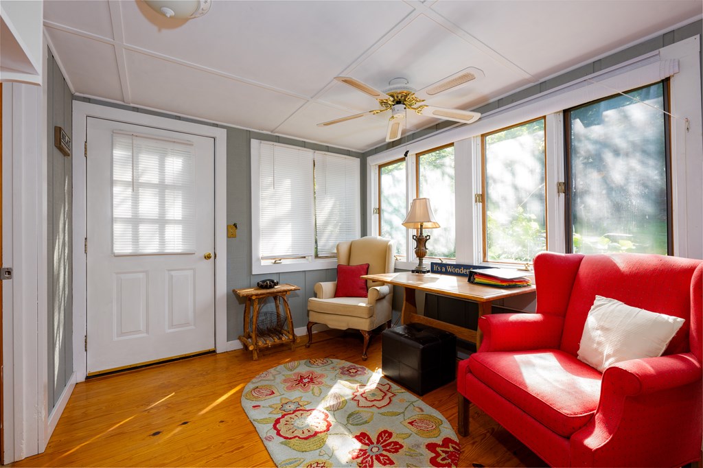 181 Village Rd Property Photo 4