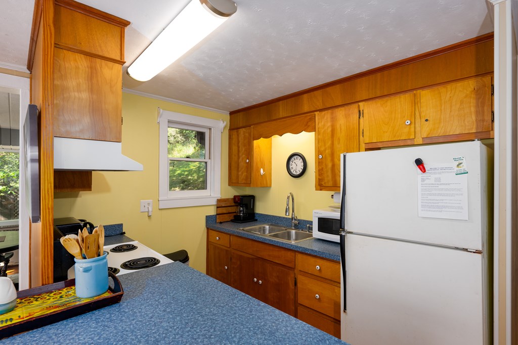 181 Village Rd Property Photo 6