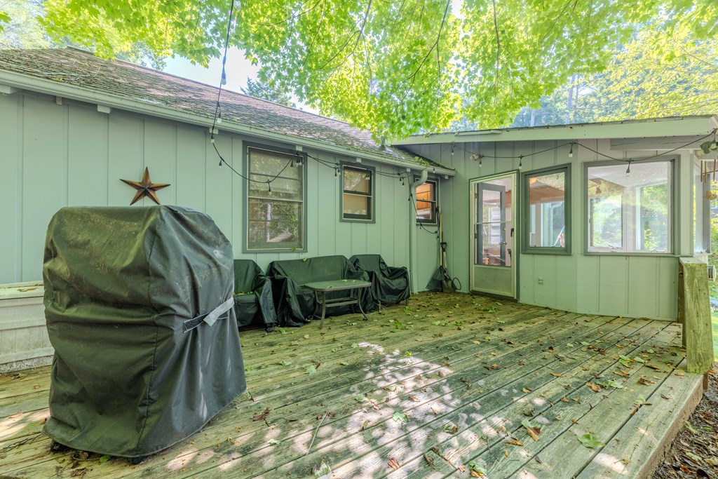 181 Village Rd Property Photo 16