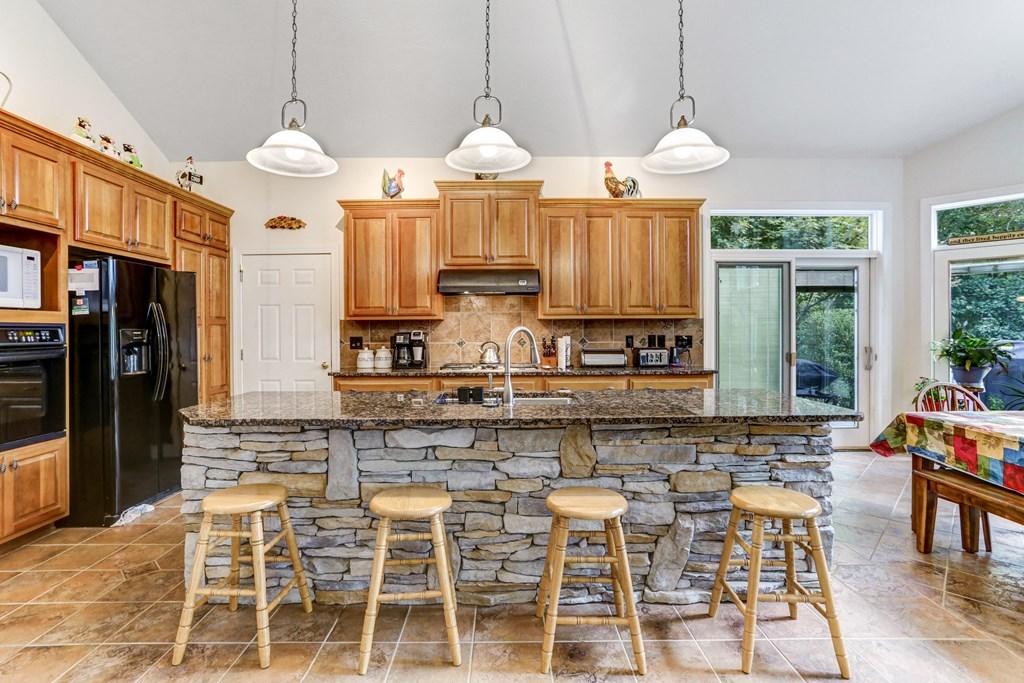 5981 Candy Mountain Road Property Photo 4