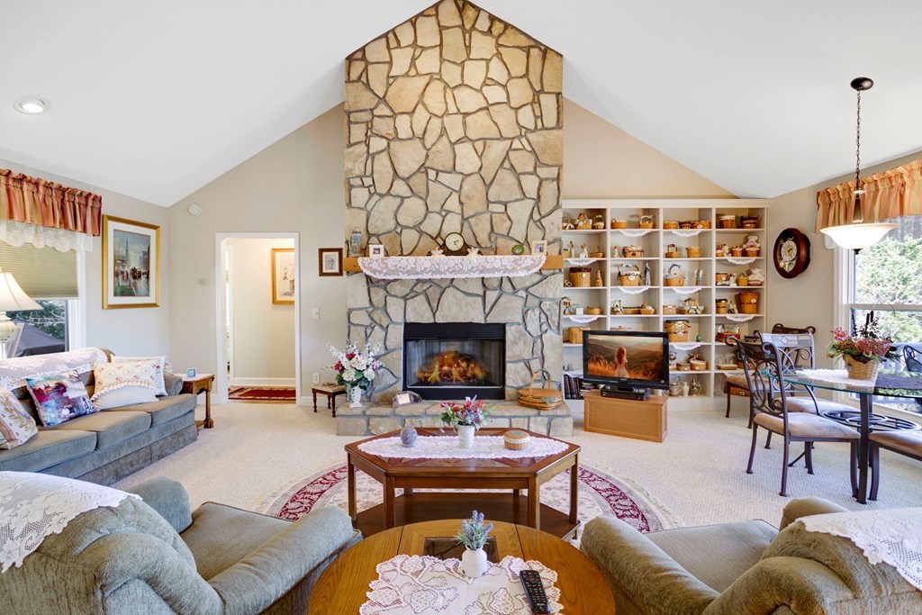 2097 Woodlake Lane Property Photo 3