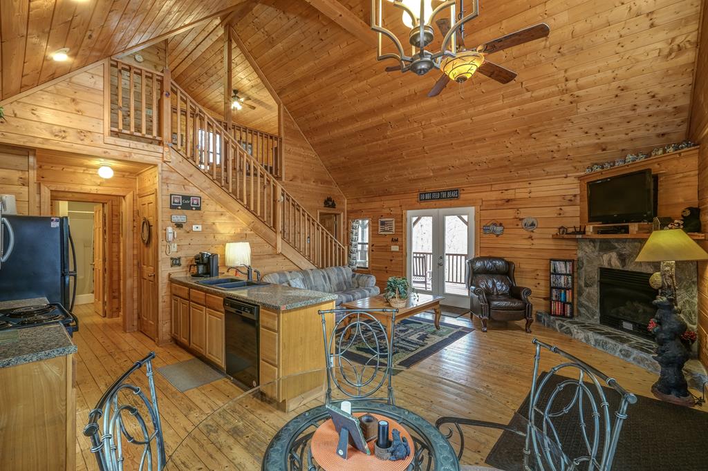 35 Relaxed Path Property Photo 7
