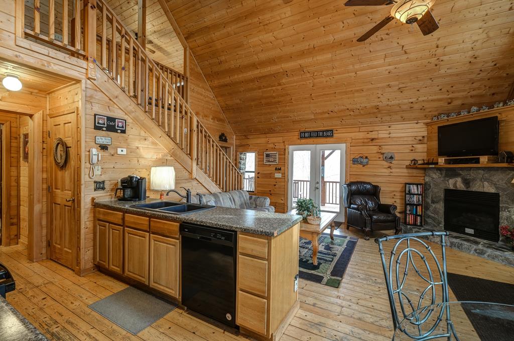35 Relaxed Path Property Photo 12