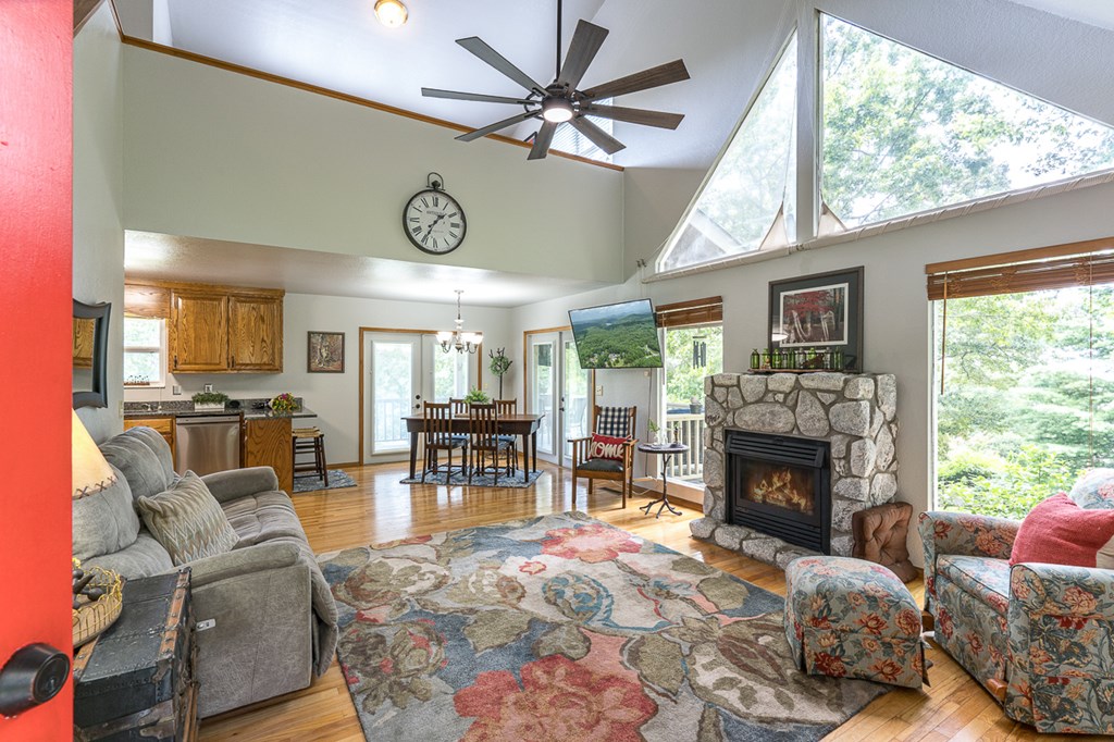 68 Looking Glass Lane Property Photo 4