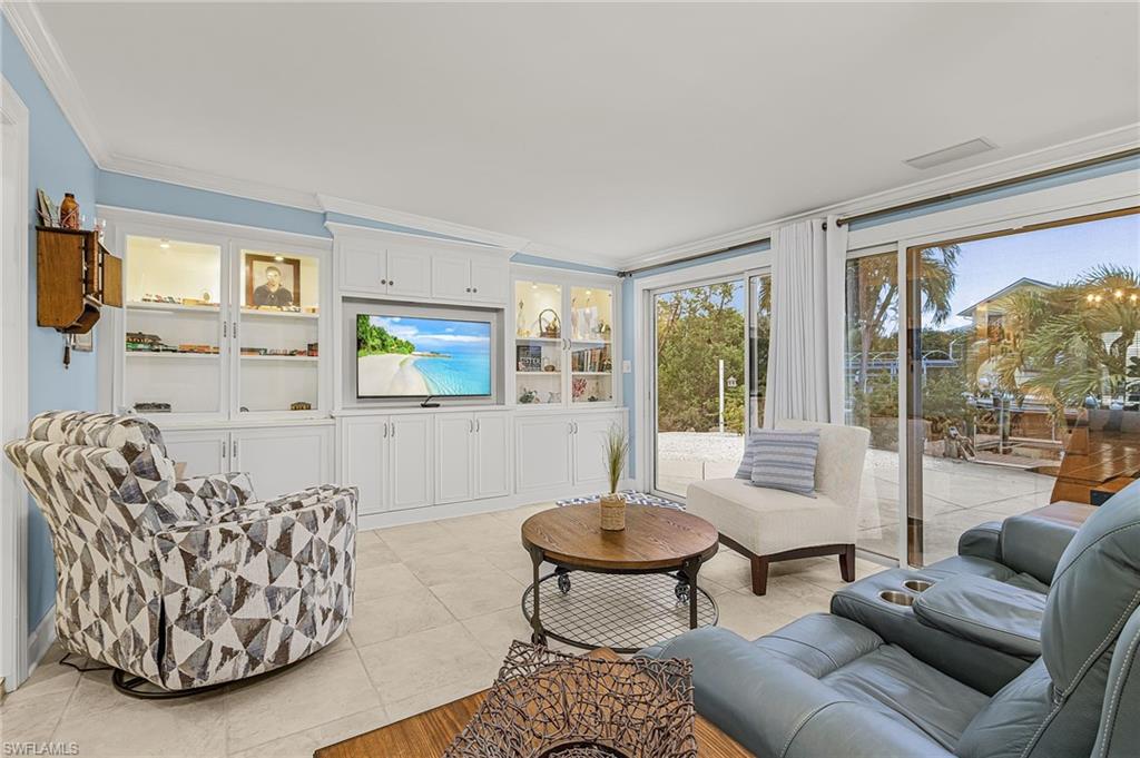 2368 Date St Property Photo 5