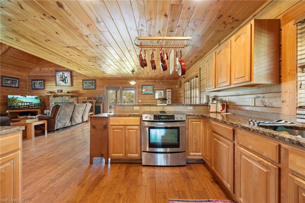 810 N Jinete St Property Photo 10