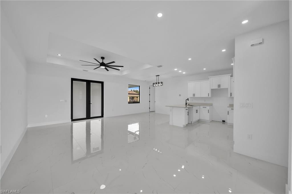 741 Camilla St E Property Photo 4