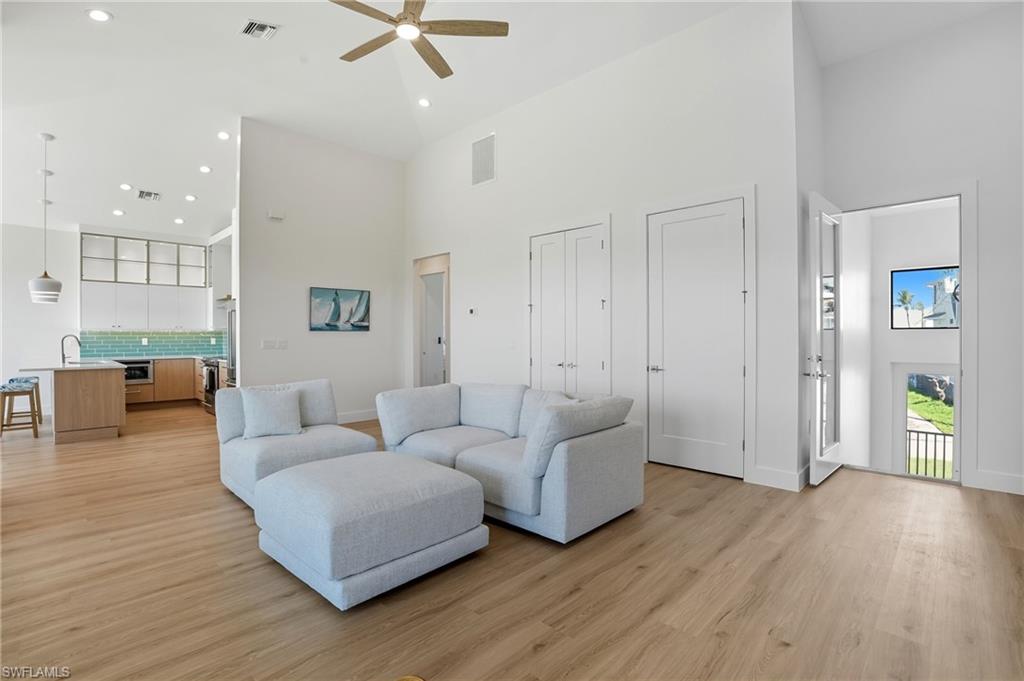 276 Albatross St Property Photo 5