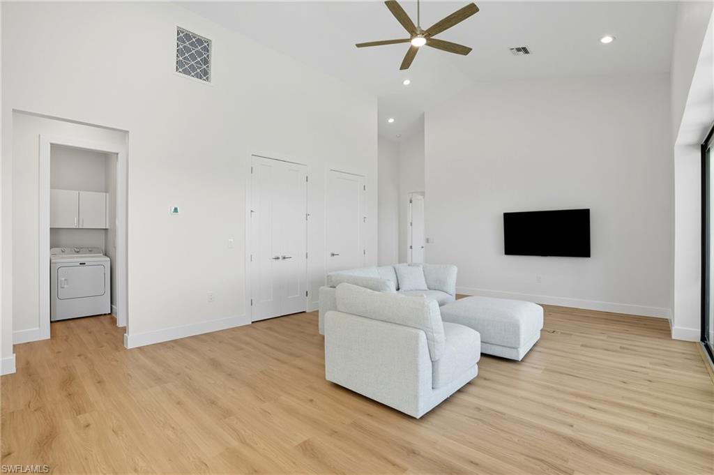 276 Albatross St Property Photo 6