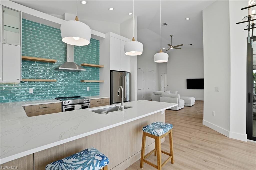 276 Albatross St Property Photo 8