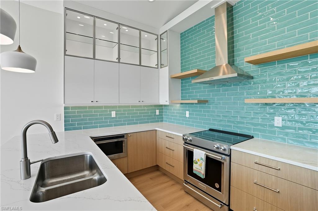 276 Albatross St Property Photo 9