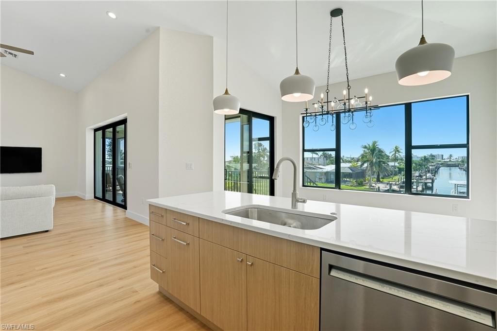 276 Albatross St Property Photo 12