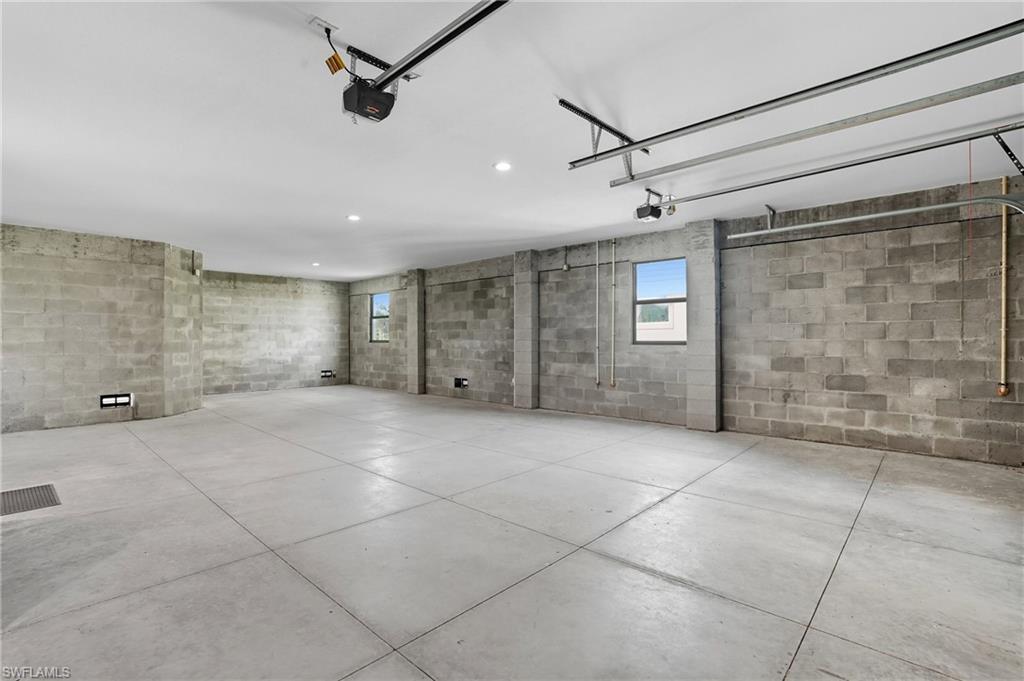 276 Albatross St Property Photo 29