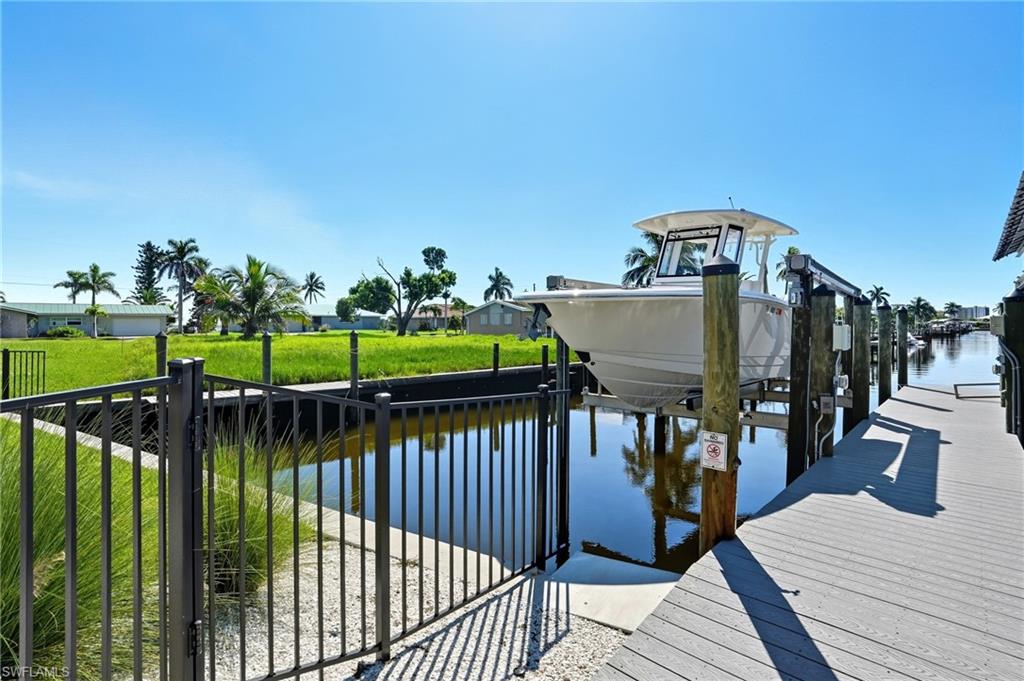 276 Albatross St Property Photo 34